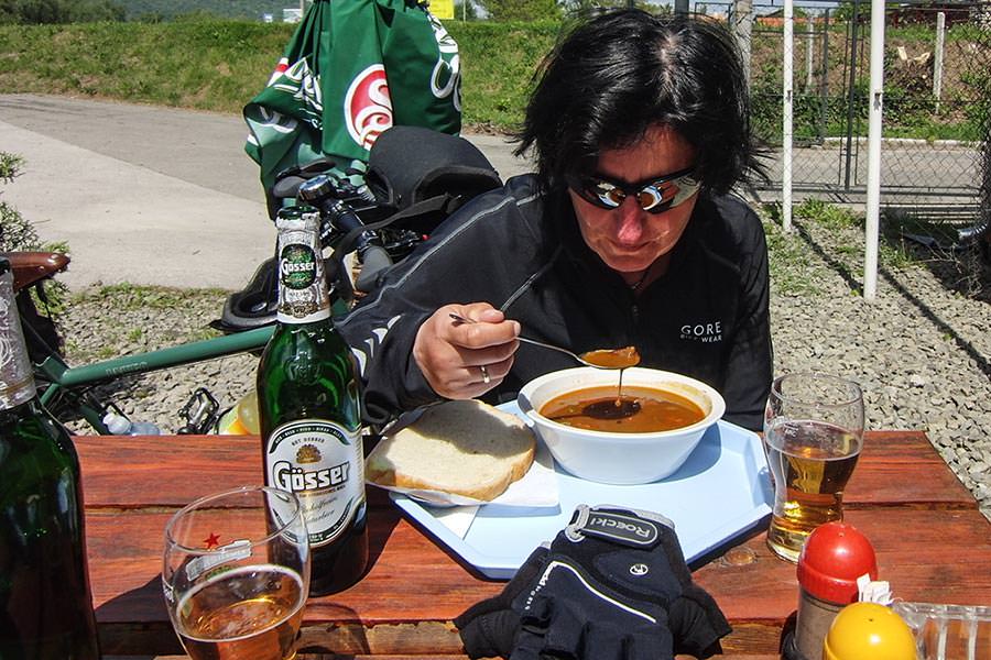 Erste Gulaschsuppe in Ungarn