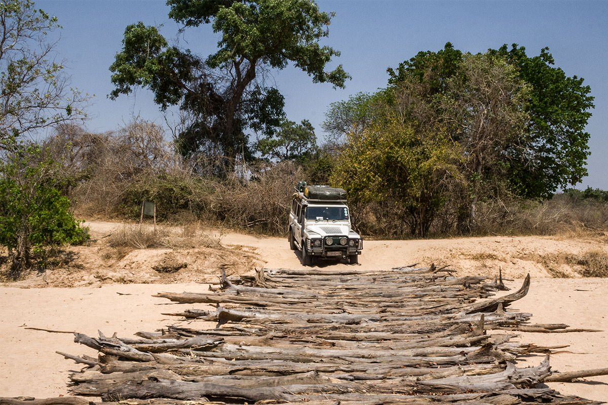Flußquerung im Mana Pools NP