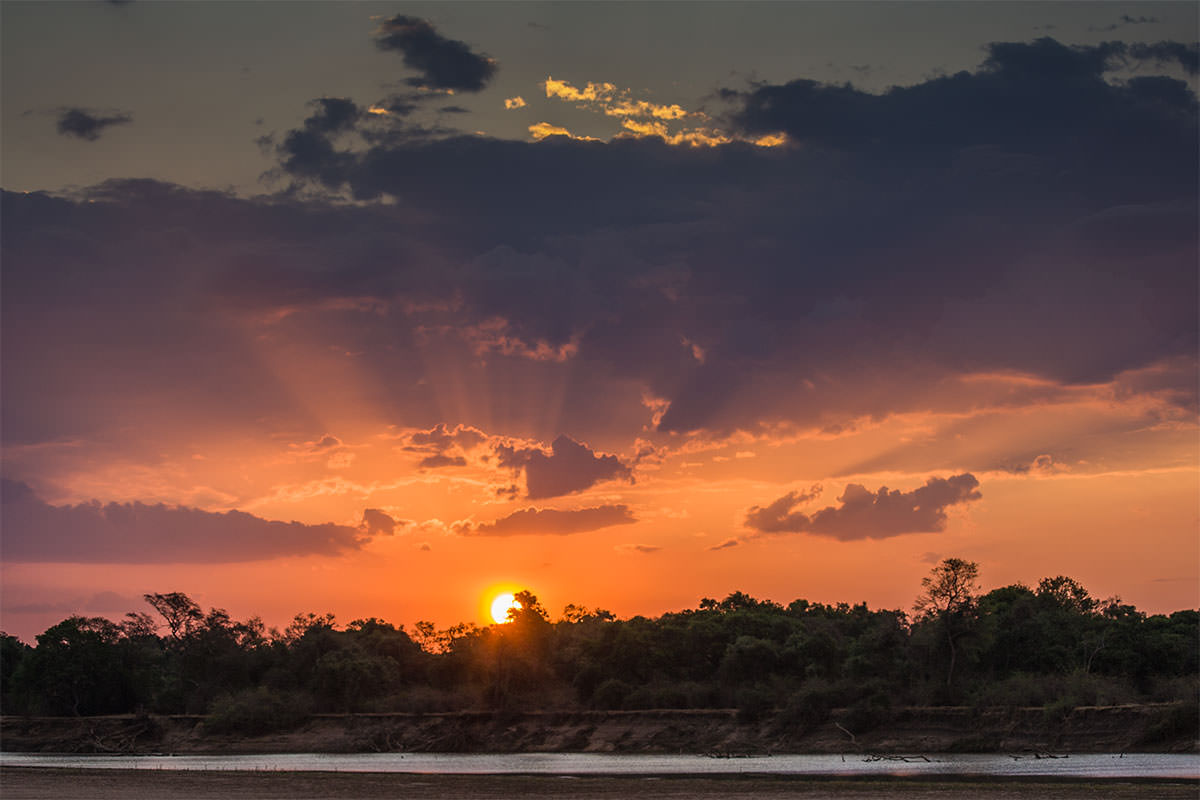 Sonnenuntergang am Luangwa-Fluss / Sambia
