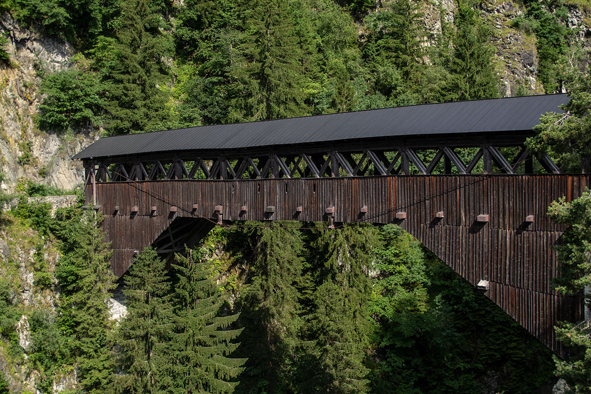 Holzbrücke bei Disentis / Schweiz