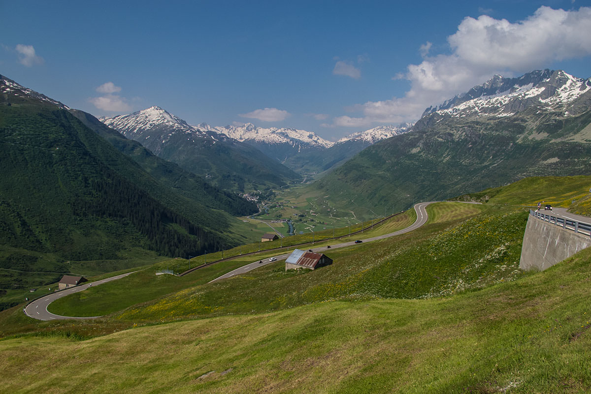 Serpentinen zum Oberalppass / Schweiz